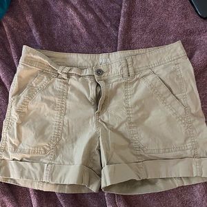 a.n.a. kakis cargo shorts.
